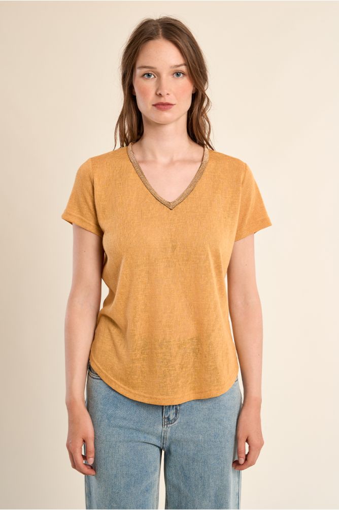 Camiseta de mujer de manga corta, con detalle en el escote.