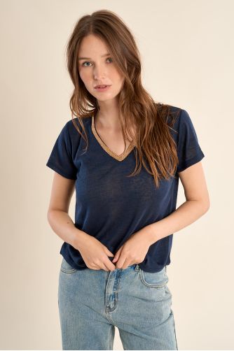 Camiseta de mujer de manga corta, con detalle en el escote.