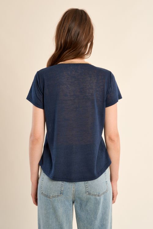 Camiseta de mujer de manga corta, con detalle en el escote.