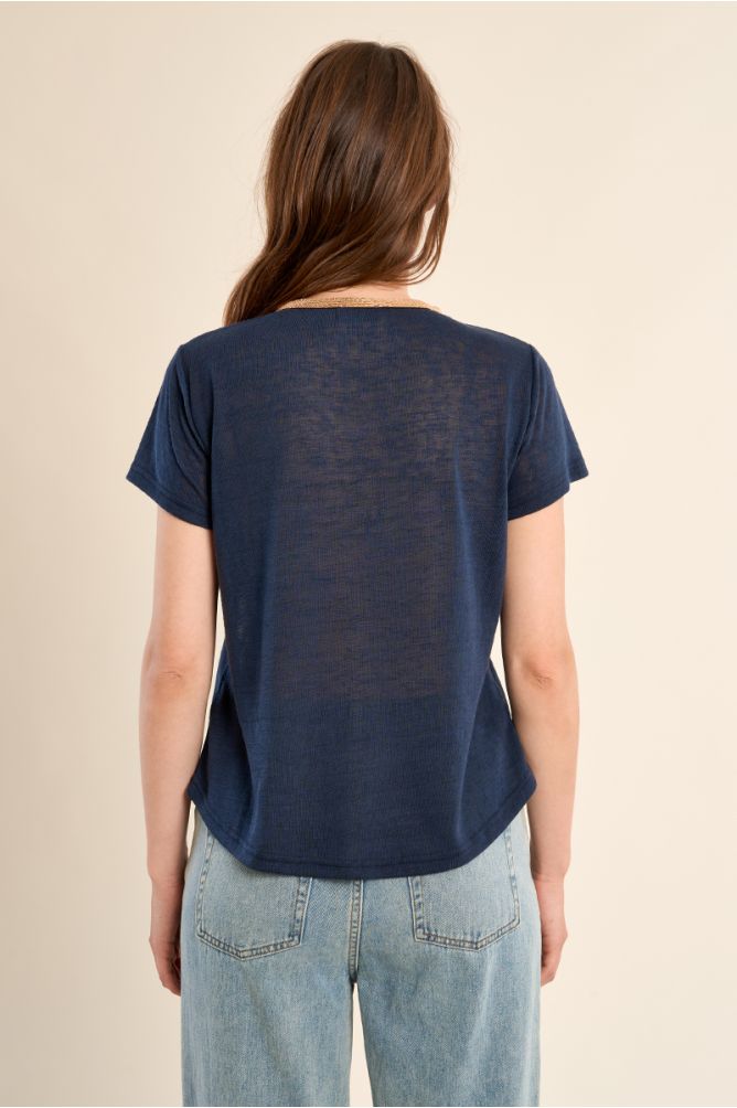 Camiseta de mujer de manga corta, con detalle en el escote.