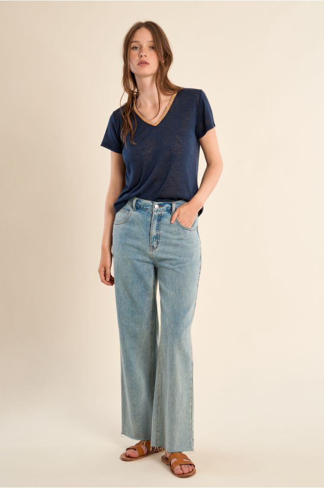 Camiseta de mujer de manga corta, con detalle en el escote.