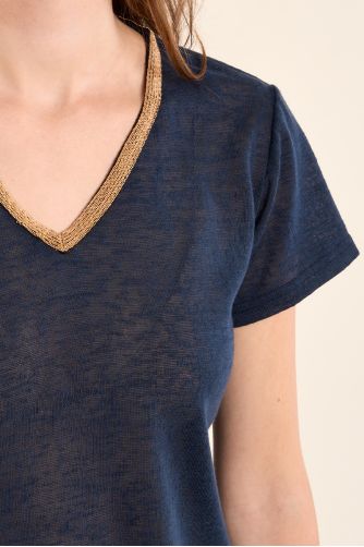 Camiseta de mujer de manga corta, con detalle en el escote.