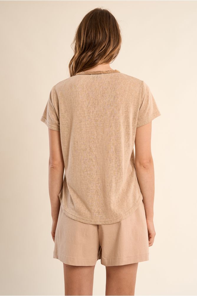 Camiseta de mujer de manga corta, con detalle en el escote.