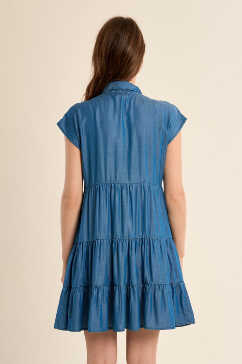 Vestido de manga corta, con volantes.