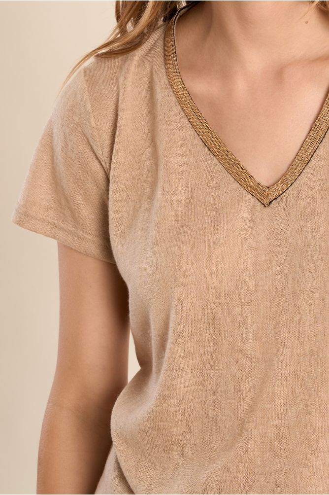 Camiseta de mujer de manga corta, con detalle en el escote.