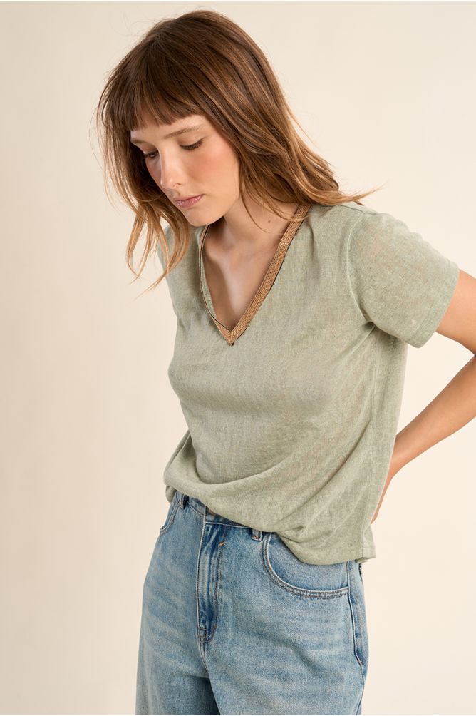 Camiseta de mujer de manga corta, con detalle en el escote.