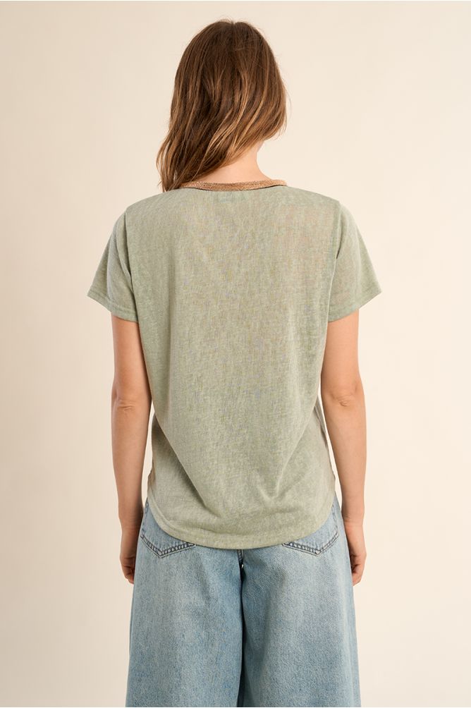 Camiseta de mujer de manga corta, con detalle en el escote.