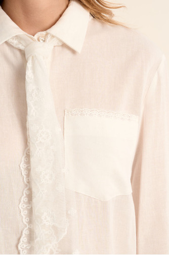 Chemise blanche avec cravate en dentelle