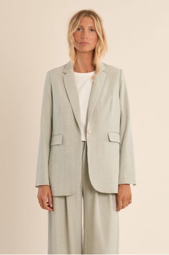 Blazer de mujer de manga larga, cuello y solapa.