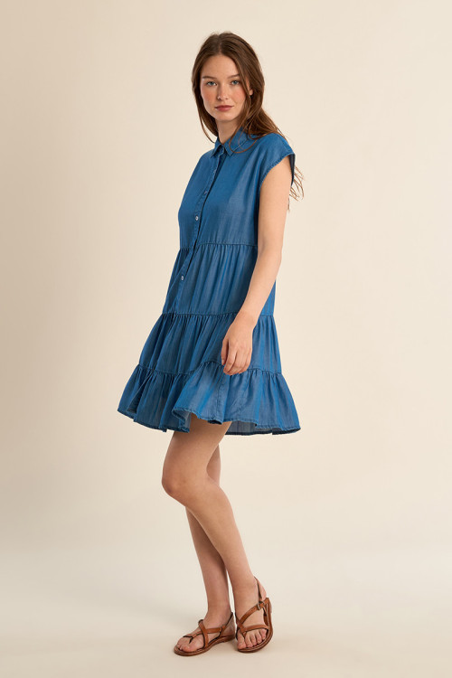 Vestido de manga corta, con volantes.
