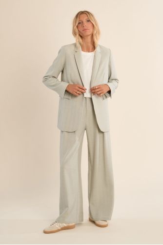 Blazer de mujer de manga larga, cuello y solapa.