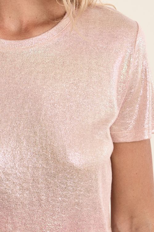 Camiseta de mujer de manga corta, en tejido brillante.