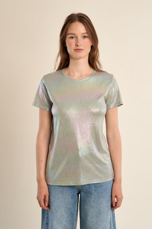 Camiseta de mujer de manga corta, en tejido brillante.