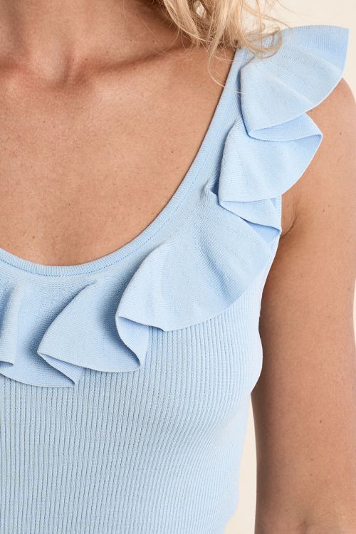 Top de mujer de tirantes, detalle volante.