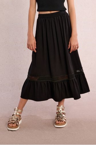 Falda de niña larga, con volantes y detalle bordado.