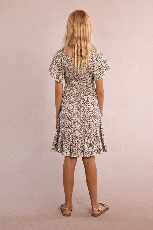 Vestido de niña de manga corta, con estampado y volante.