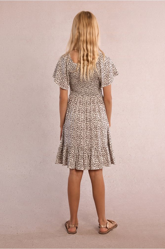 Vestido de niña de manga corta, con estampado y volante.