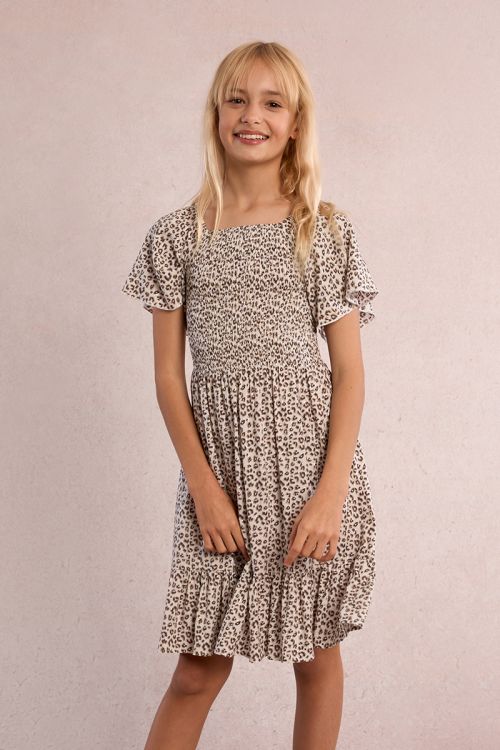 Vestido de niña de manga corta, con estampado y volante.