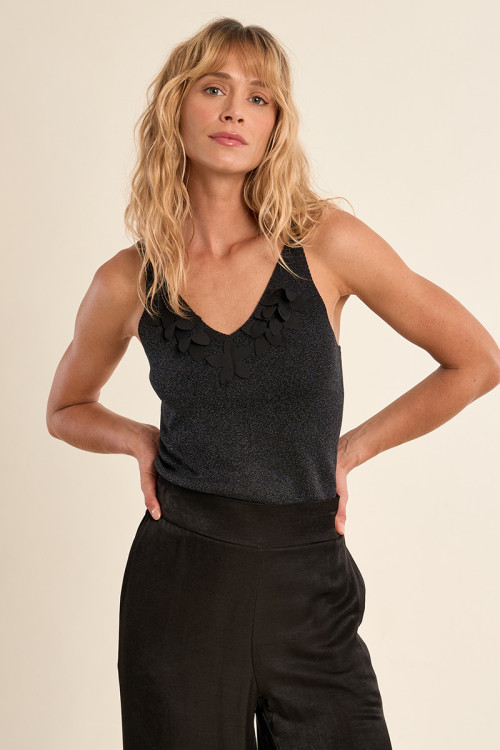 Top de mujer de tirantes, con detalles.