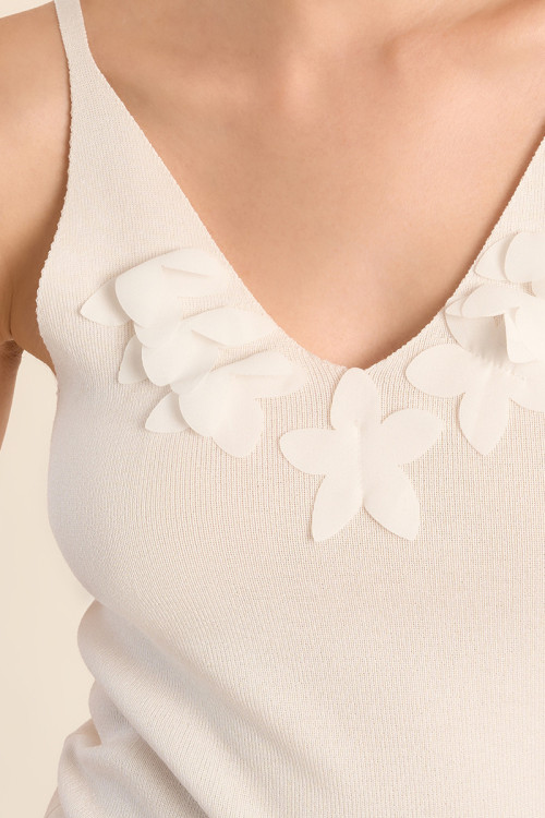 Top de mujer de tirantes, con detalles.