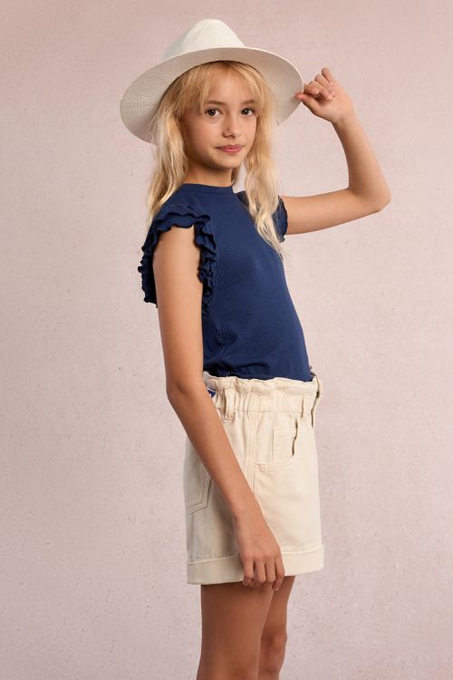 Top de niña de manga corta con volantes.