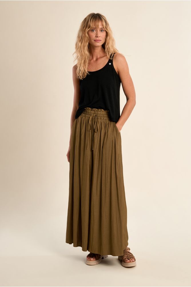 Top de mujer de tirantes, detalle botón.