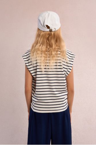 Camiseta de niña de manga sisa, estampado rayas.