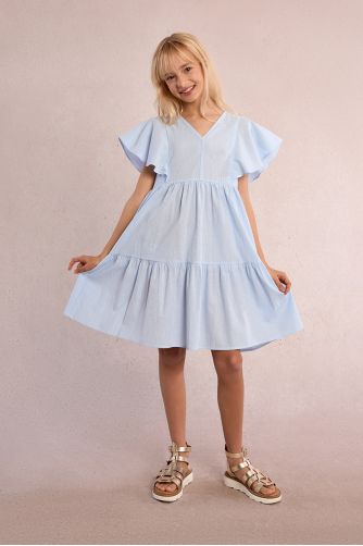 Vestido de niña de manga mariposa, con estampado y volantes.
