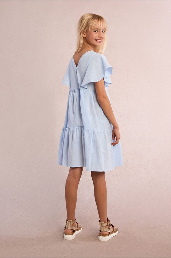 Vestido de niña de manga mariposa, con estampado y volantes.