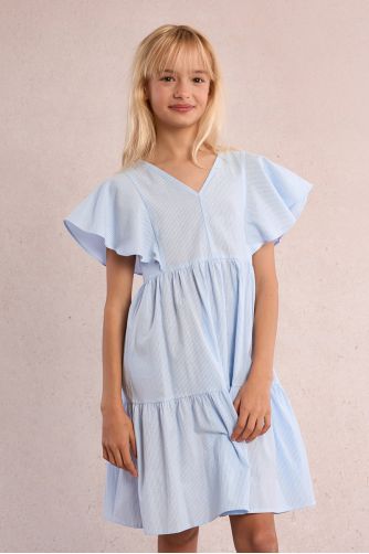 Vestido de niña de manga mariposa, con estampado y volantes.
