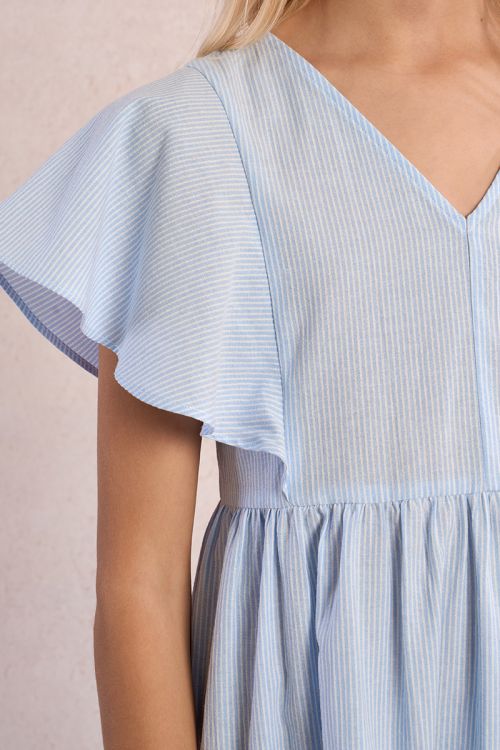 Vestido de niña de manga mariposa, con estampado y volantes.