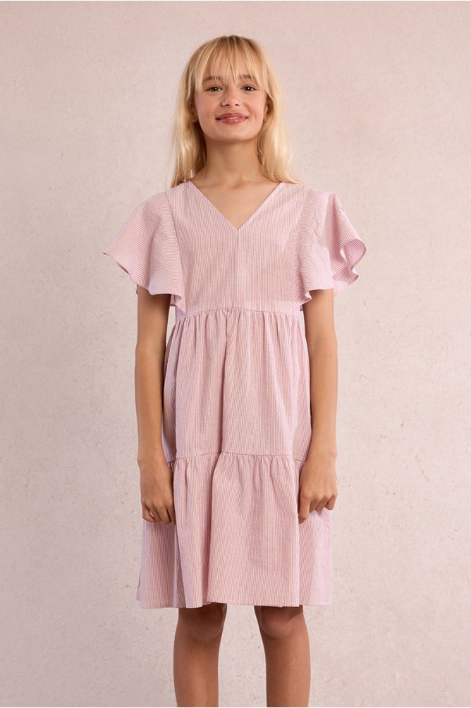 Vestido de niña de manga mariposa, con estampado y volantes.