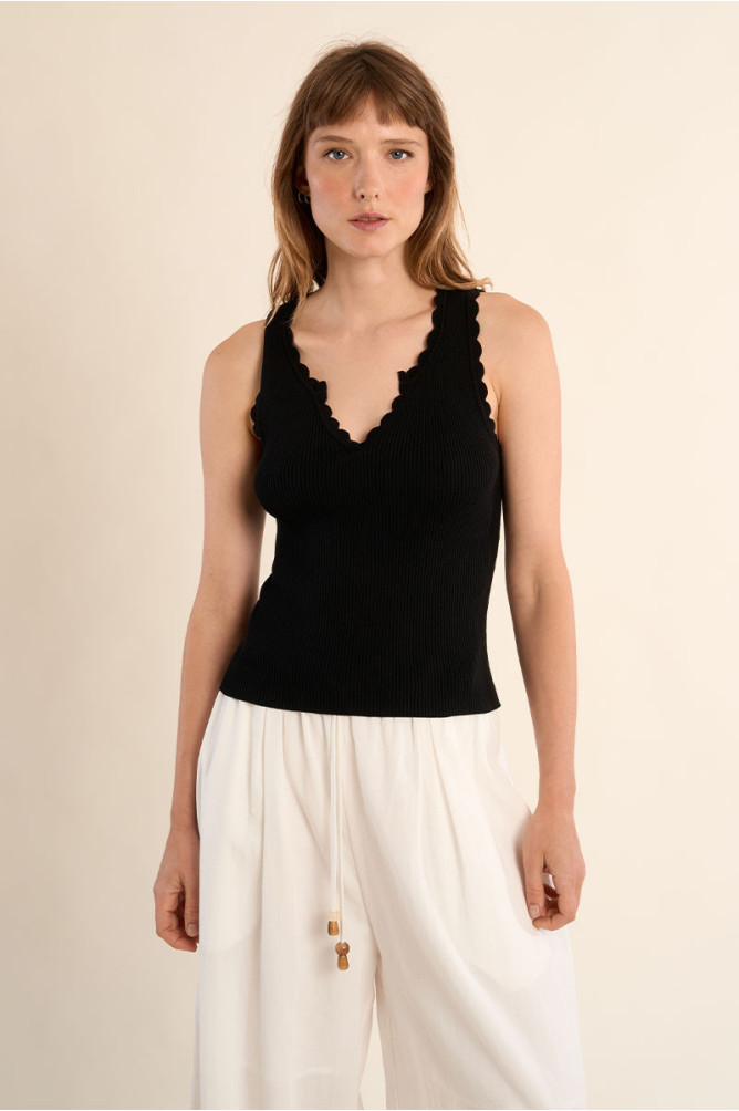 Top de mujer sin manga, detalle en el escote.