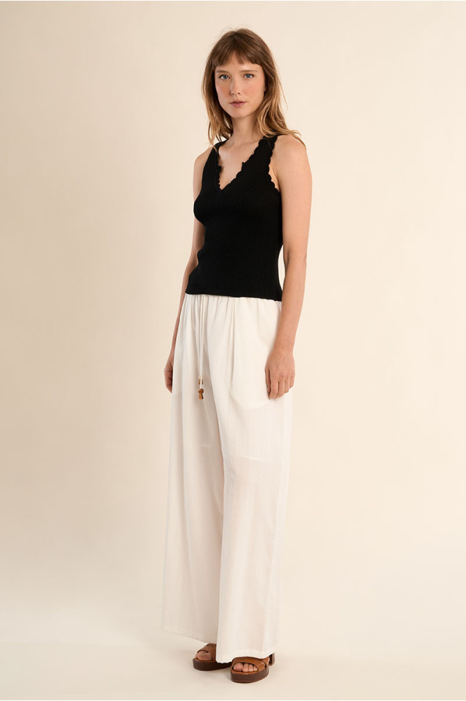 Top de mujer sin manga, detalle en el escote.