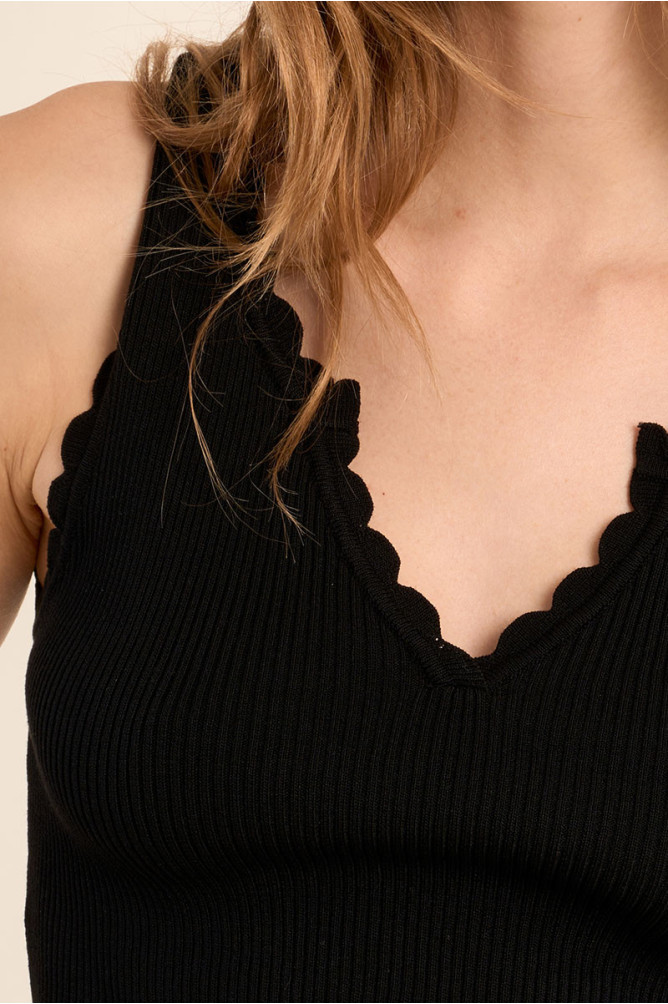 Top de mujer sin manga, detalle en el escote.