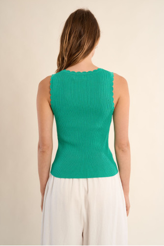 Top de mujer sin manga, detalle en el escote.