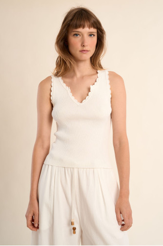 Top de mujer sin manga, detalle en el escote.