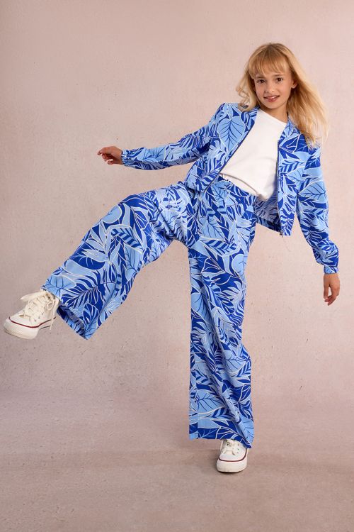 Pantalón de niña largo, con pliegues y estampado.