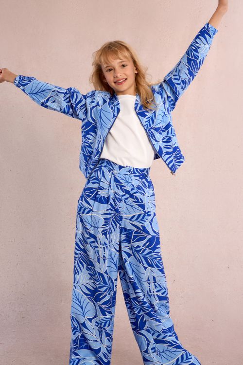 Pantalón de niña largo, con pliegues y estampado.