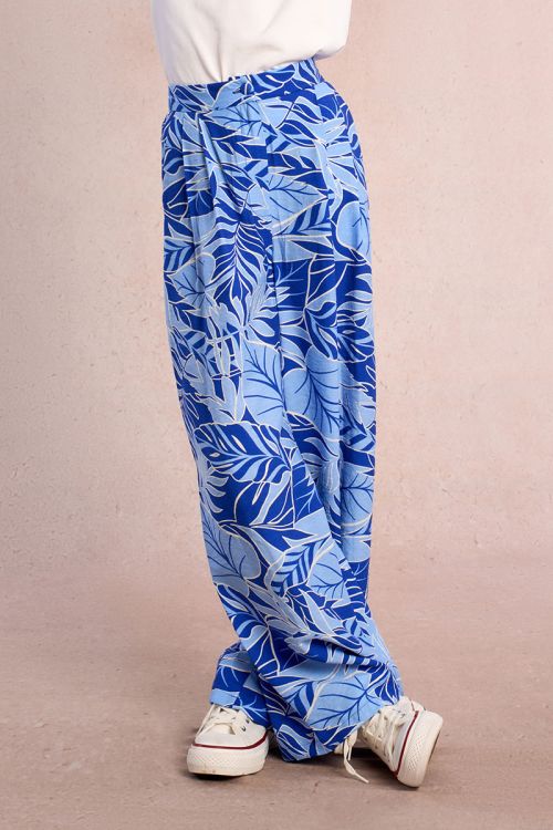 Pantalón de niña largo, con pliegues y estampado.