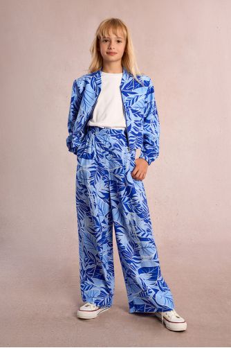 Pantalón de niña largo, con pliegues y estampado.