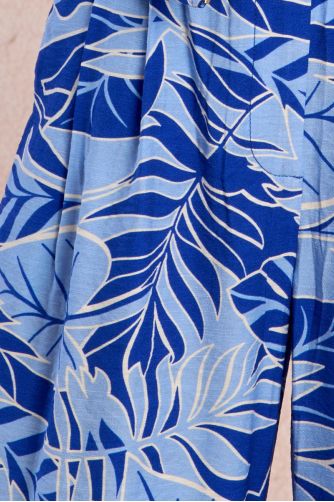 Pantalón de niña largo, con pliegues y estampado.