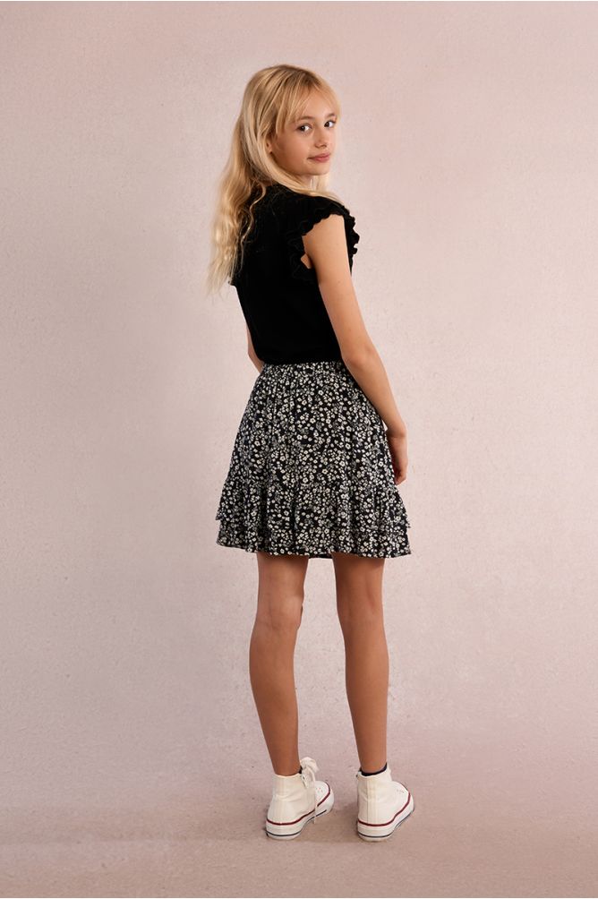 Falda de niña corta, con estampado y volantes.