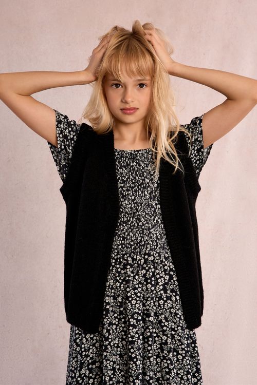 Vestido de niña de manga corta, con estampado y volante.