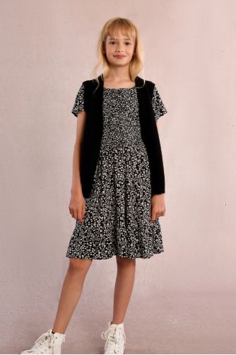 Vestido de niña de manga corta, con estampado y volante.