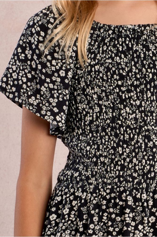 Vestido de niña de manga corta, con estampado y volante.