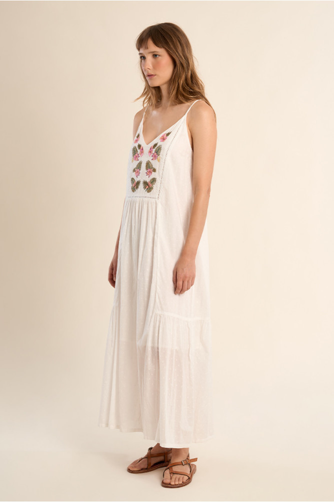 Vestido largo, de tirantes, con detalles bordados.