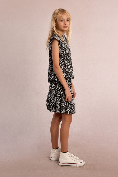 Camisa de niña de manga corta con volante y estampado.