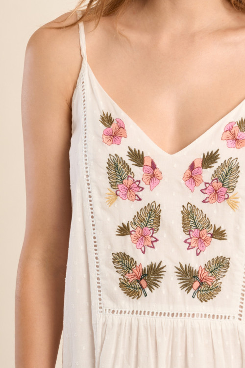 Vestido largo, de tirantes, con detalles bordados.
