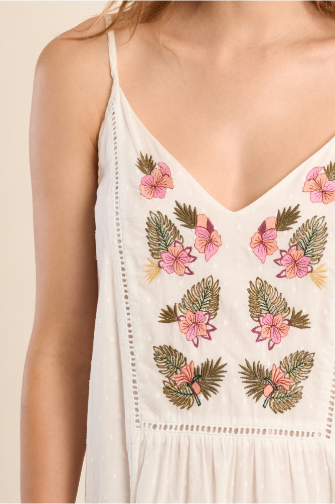 Vestido largo, de tirantes, con detalles bordados.